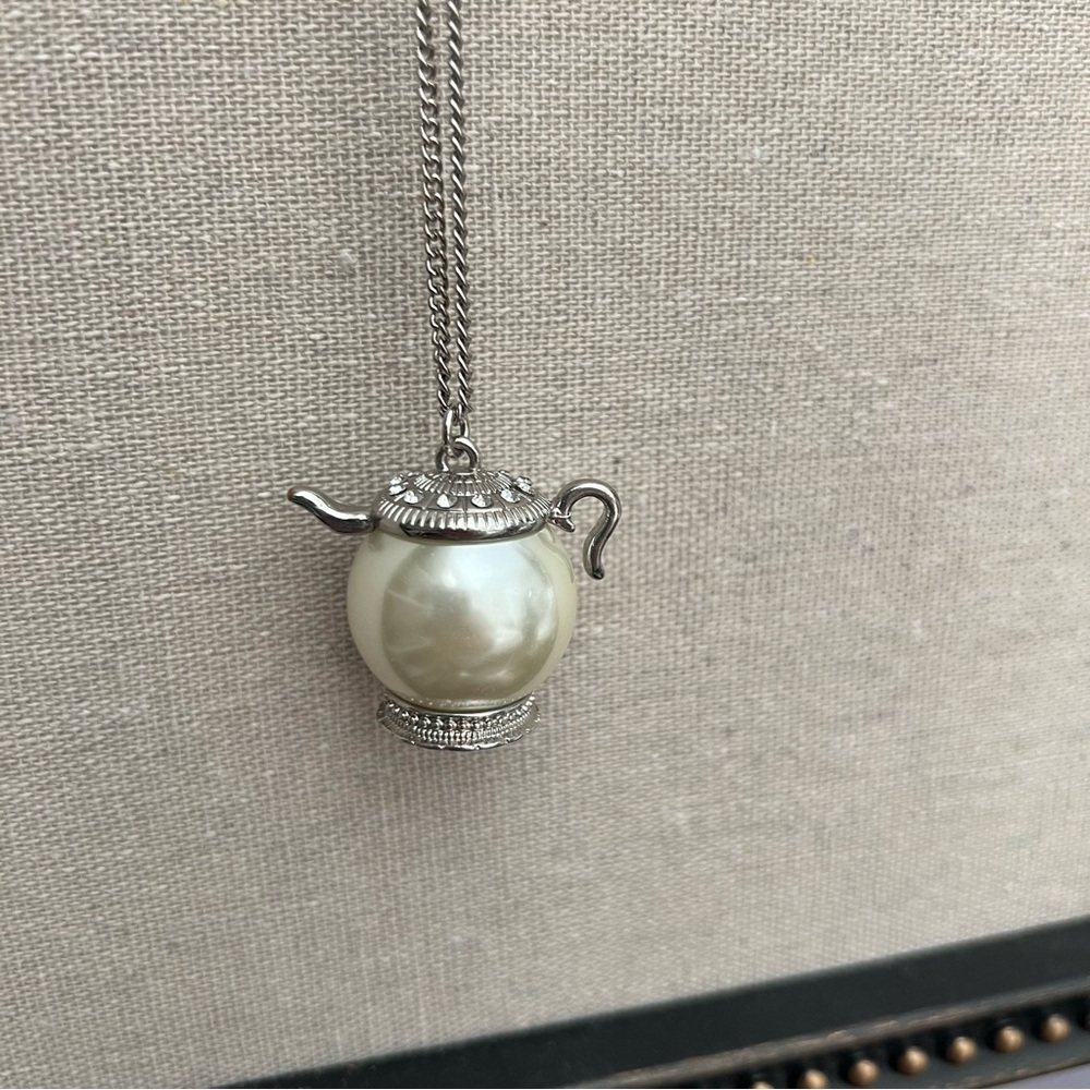 Elegant Teapot Pearl Necklace 🫖